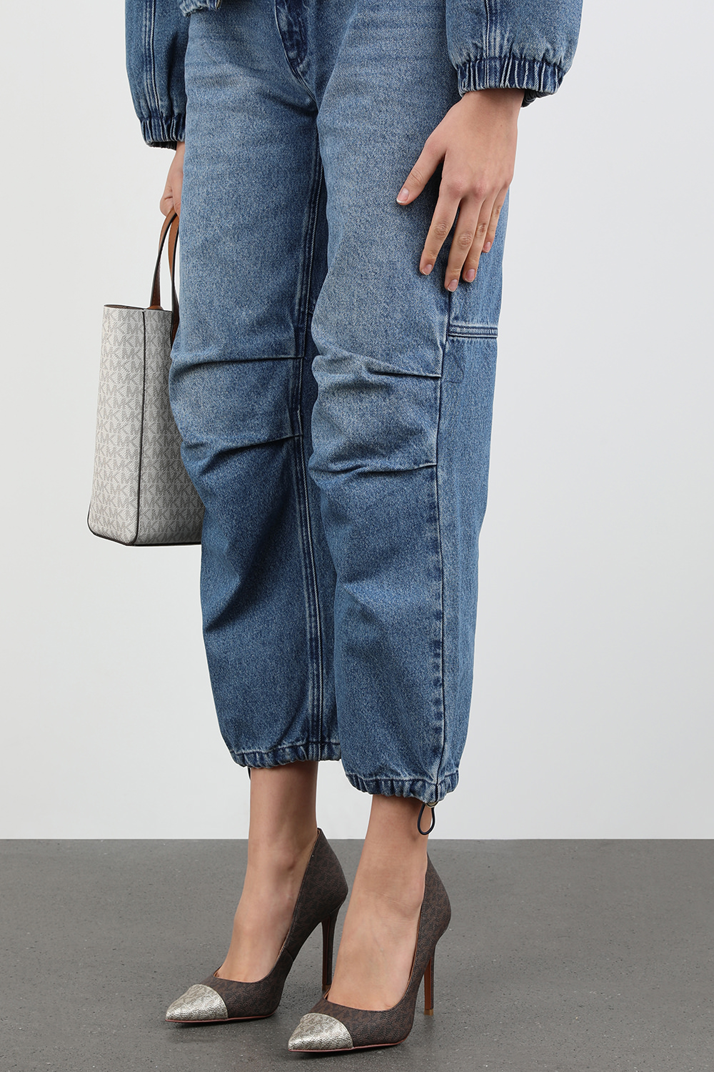 נעלי עקב מונוגרמיות חומות